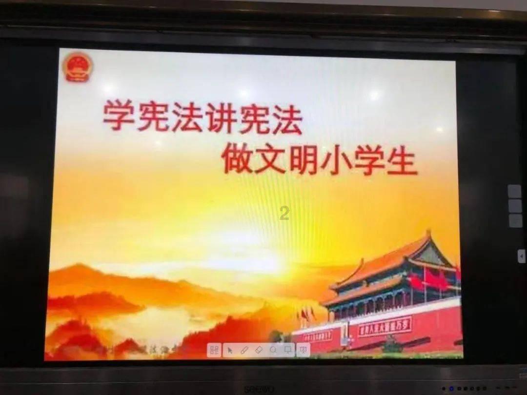 白色雪纺上衣搭配深蓝色牛仔短裤，优雅的装扮是你期待的吗？游戏画面